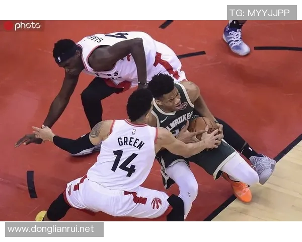 猛龙客场击败雄鹿,系列赛精彩纷呈,抢七大战一触即发 猛龙客场击败雄鹿,系列赛精彩纷呈,抢七大战一触即发